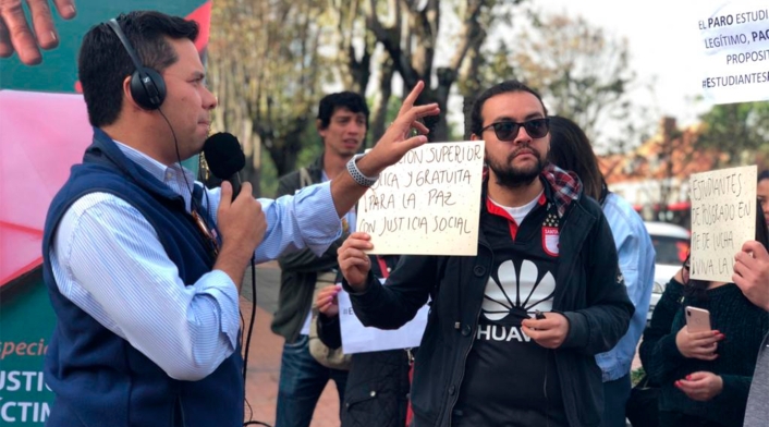 Luis Carlos Vélez con los estudiantes que protestaron frente a RCN Radio, en Bogotá