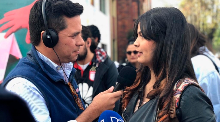 Luis Carlos Vélez con la estudiante Julieth Cardona, quien protestó frente a RCN Radio, en Bogotá