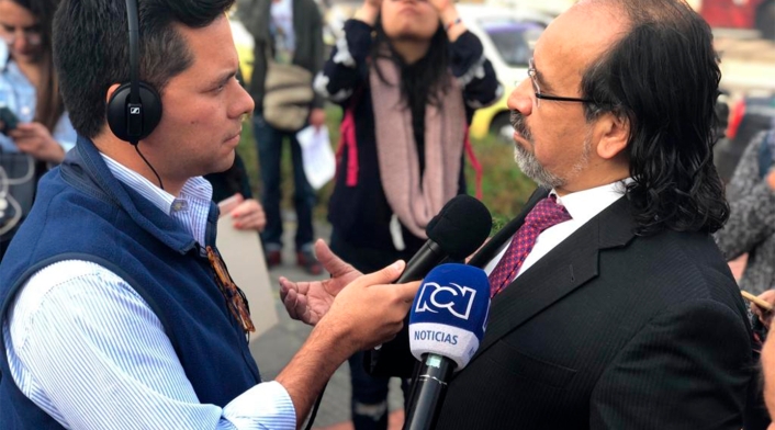 Luis Carlos Vélez con Marco Codhes, profesor de la Universidad Nacional y director de la Consultoría para los Derechos Humanos y el Desplazamiento, frente a RCN Radio, en Bogotá