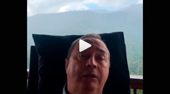 El profesor Luis Fernando Montoya en su casa, ubicada en el Valle de Aburrá (Caldas)