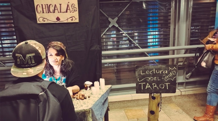 Madame Chicalá hablando con un usuario de Transmilenio