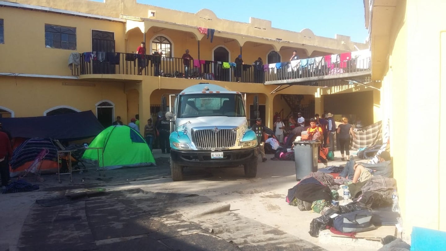 Miles de migrantes están esperando en baja California para cruzar a EE.UU.
