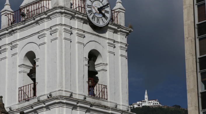 Para acceder a Monserrate hay un teleférico que empezó a construirse el 13 de agosto de 1953 y fue inaugurado el 27 de septiembre de 1955.