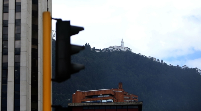 El Cerro de Monserrate también es parte de la tradición de la vista del centro de Bogotá.