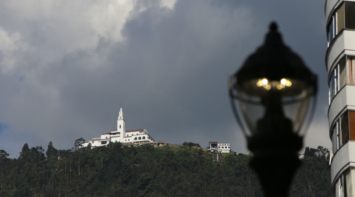 Miles de creyentes suben con devoción los escalones que llevan al santuario en la cumbre