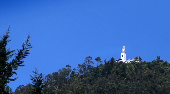 El cerro de Monserrate es el símbolo por excelencia de Bogotá, la capital de los colombianos.