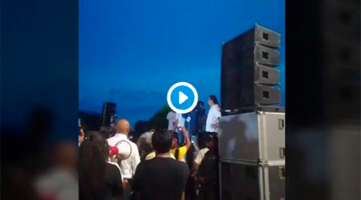 El senador Gustavo Petro con mototaxistas en Montería