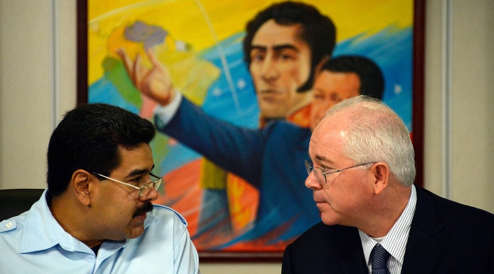 Nicolás Maduro, presidente de Venezuela, junto a Rafael Ramírez, expresidente de Petróleos de Venezuela, el 15 de noviembre de 2013 en Caracas. Al fondo un cuadro con el libertador Simón Bolívar y con Hugo Chávez, expresidente de los venezolanos