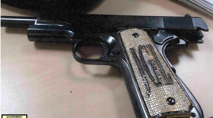 Esta fotografía corresponde a la pistola del Chapo Guzmán con incrustaciones de diamantes en el mango y sus iniciales "JGL".