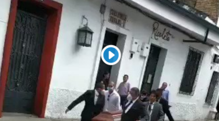 La familia en Popayán, en medio de un sepelio y la protesta estudiantil
