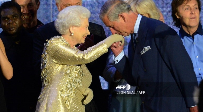 Aunque a los 70 años la mayoría disfruta de su jubilación, el príncipe Carlos sigue a la espera de ser heredero al trono. El monarca asumirá una vez su madre, Isabel II, abdique o fallezca.