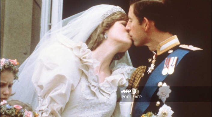 A raíz de sus cuantiosos amoríos, al príncipe Carlos le pusieron algunos medios británicos el 'Prince Playboy’. Ahí fue cuando la joven Lady Diana Spencer sucumbió a su encanto. El 29 de julio de 1981 se dio la llamada “boda de ensueño”.