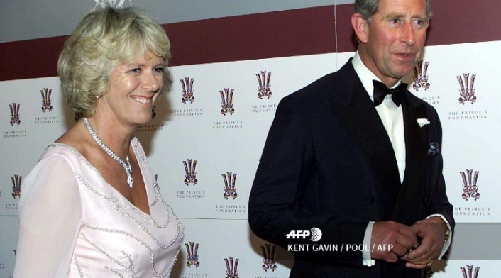 El príncipe Carlos se casó con Diana de apenas 19 años, con el propósito de mantener la continuación de la dinastía real. En secreto mantenía una vida paralela con su amante Camilla Parker-Bowles.