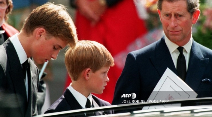 Luego de la muerte de Diana en agosto de 1997, el Príncipe Carlos pasó a ser un padre encargado de sus hijos Guillermo y Harry. La reina Isabel II, como abuela, debió mostrarse menos ruda con sus nietos.