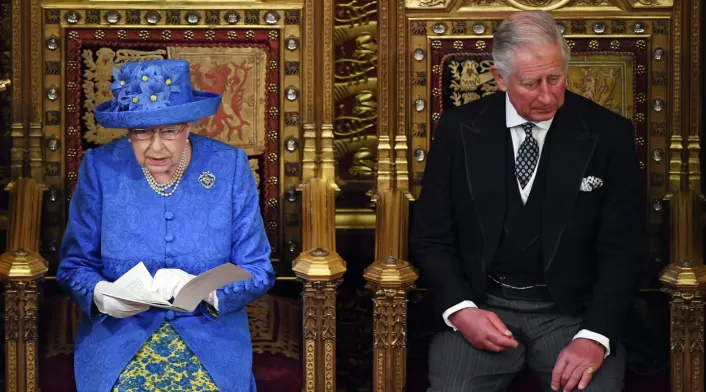 La Reina Isabel II y Príncipe Carlos, sucesor al trono.