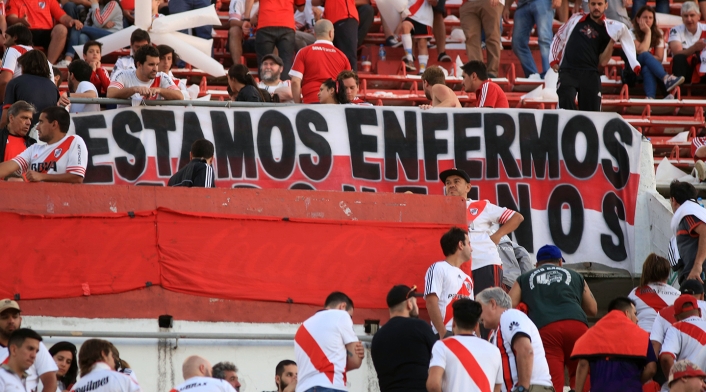 Hinchas de River Plate, en el estadio Monumental, en Buenos Aires (Argentina) Hinchas de River Plate, en el estadio Monumental, en Buenos Aires (Argentina)