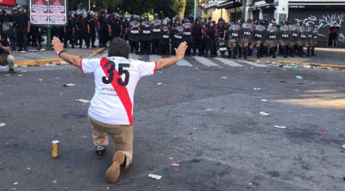 Enfrentamientos durante el día de la final aplazada de la Libertadores Enfrentamientos durante el día de la final aplazada de la Libertadores