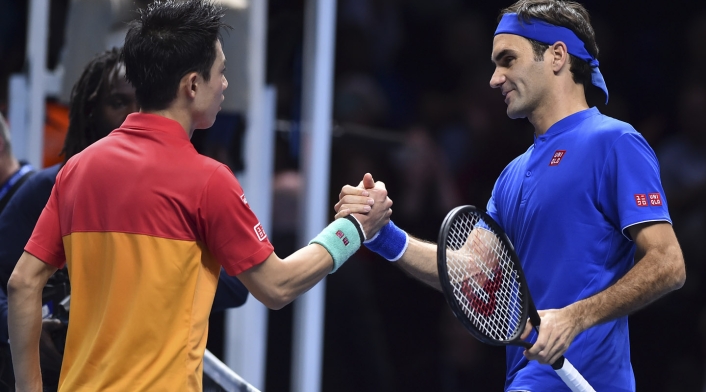 Federer se da la mano con Nishikori Federer se da la mano con Nishikori