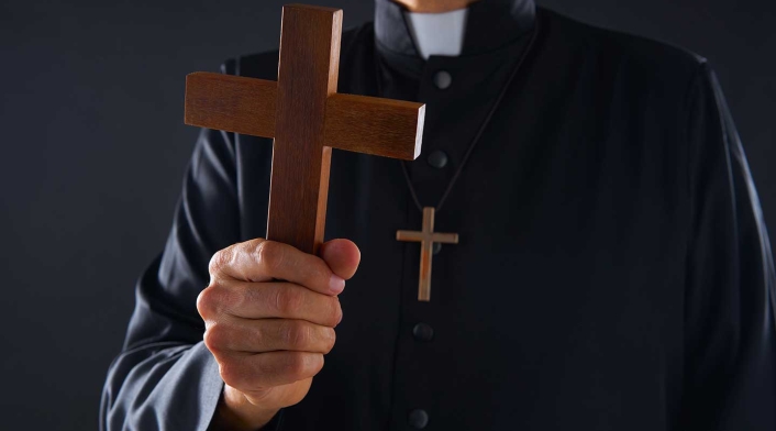 Sacerdote realizando un exorsismo Sacerdote realizando un exorsismo