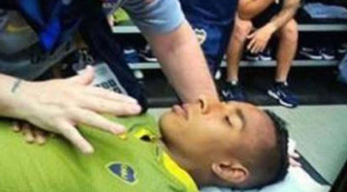 Sebastián Villa siendo atendido por personal de Boca Sebastián Villa siendo atendido por personal de Boca