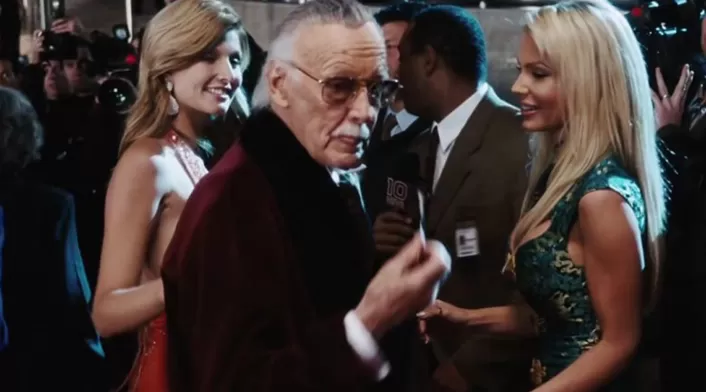 Tony Stark le dijo a Stan Lee en Iron Man (2008) 'te vez bien Hef', en referencia a su papel como Hugh Hefner, el recordado fundador de Playboy.