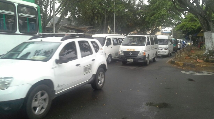 Entre 300 y 400 vehículos de transporte público se movilizan en este jueves desde cinco puntos de Cali.