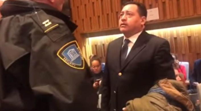 Momento en que los colombianos Freddy Antonio Preciado y Edilberto Muñoz son expulsados de la Unesco, en París