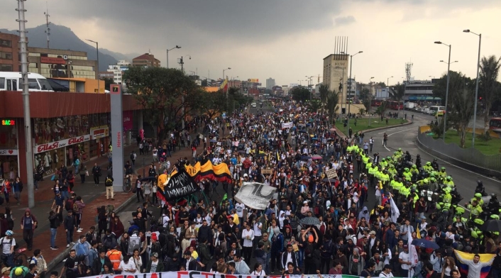 Marcha de estudiantes en la Autopista Norte de Bogotá