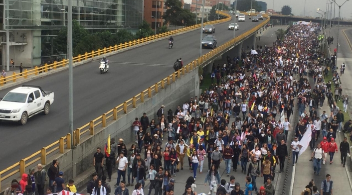 Multitudinaria marcha de estudiantes en Bogotá