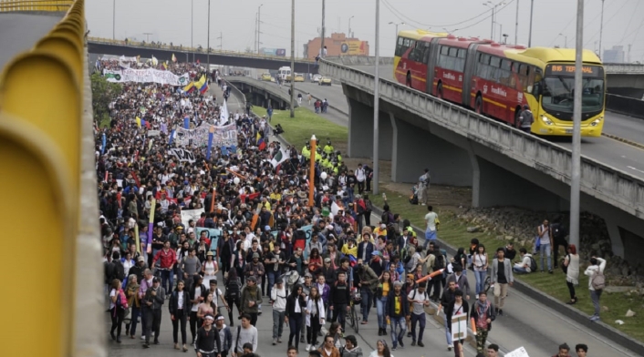 Los estudiantes llegando a la estación de la calle 100 de Transmilenio