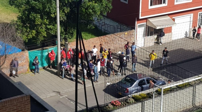 Entrada a campamento de venezolanos en Engativá