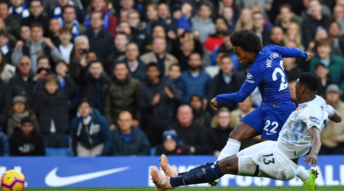 Yerry Mina, en acción ante Willian en el Stamford Bridge, en Londres