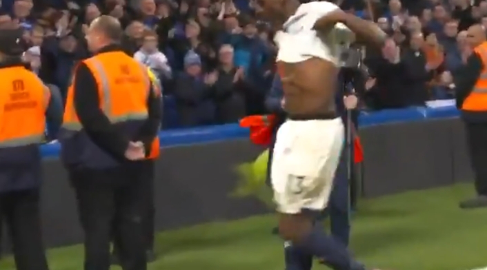 Yerry Mina regala su camiseta a un aficionado en la grada de Stamford Bridge en el Chelsea vs Everton Yerry Mina regala su camiseta a un aficionado en la grada de Stamford Bridge en el Chelsea vs Everton