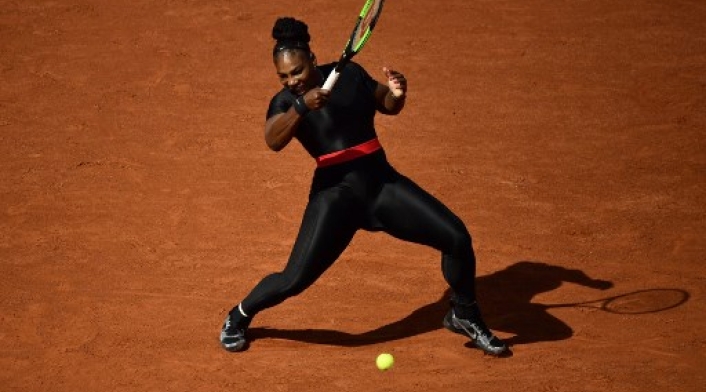 Serena Williams de los EE. UU. Juega el regreso de derecha a Kristyna Pliskova, de la República Checa, durante el partido de la primera ronda de sus singles femeninos el día tres del torneo de tenis Roland Garros 2018 French Open en París el 29 de mayo de 2018.