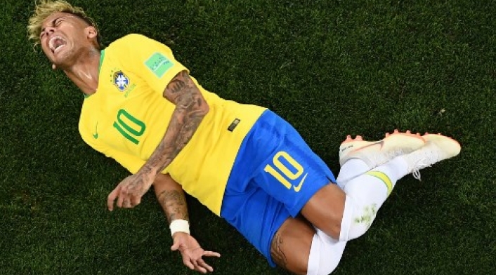 Neymar El delantero brasileño Neymar reacciona después de ser abordado por el mediocampista suizo Valon Behrami durante el partido de fútbol del Grupo E de la Copa Mundial de Rusia 2018 entre Brasil y Suiza en el Rostov Arena en Rostov-On-Don el 17 de junio de 2018.