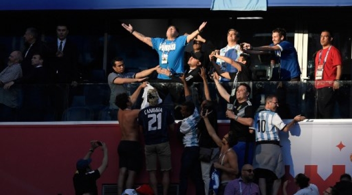 El delantero retirado de Argentina, Diego Maradona (arriba C) reacciona antes del partido de fútbol del Grupo D de la Copa Mundial de Rusia 2018 entre Nigeria y Argentina en el Estadio de San Petersburgo en San Petersburgo el 26 de junio de 2018.