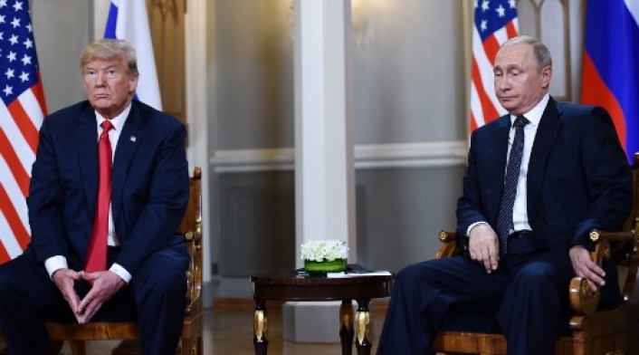 El presidente ruso Vladimir Putin (R) y el presidente estadounidense Donald Trump asisten a una reunión en Helsinki, el 16 de julio de 2018.