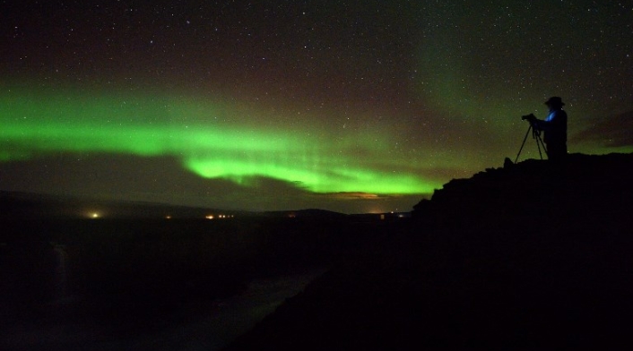 Viajar a una zona donde sea común el fenómeno de aurora boreal puede ser una experiencia única
