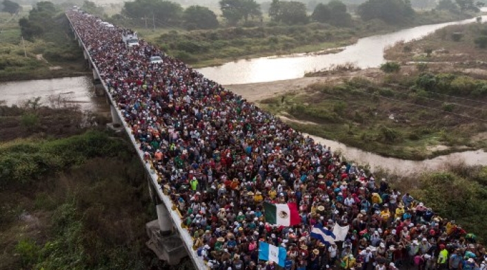 Vista aérea de los migrantes hondureños que se dirigen en una caravana a los EE. UU., Mientras salen de Arriaga rumbo a San Pedro Tapanatepec, en el sur de México, el 27 de octubre de 2018. México anunció el viernes que ofrecerá atención médica a los migrantes de América Central, educación para sus Niños y acceso a empleos temporales, siempre y cuando se queden en dos estados del sur.