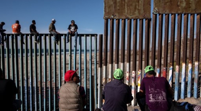 Migrantes de países centroamericanos pobres Un grupo de migrantes de países centroamericanos pobres, en su mayoría hondureños, que se dirigen a Estados Unidos con la esperanza de una vida mejor, se ven cerca de la frontera de Estados Unidos en Playas de Tijuana, México, el 13 de noviembre de 2018.