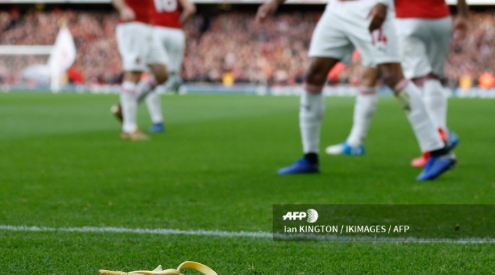 En un acto racista a Pierre-Emerick Aubameyang le lanzaron una cáscara de banano.