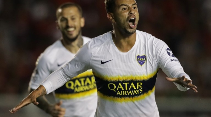 Edwin Cardona celebra el gol de la victoria de Boca ante Independiente