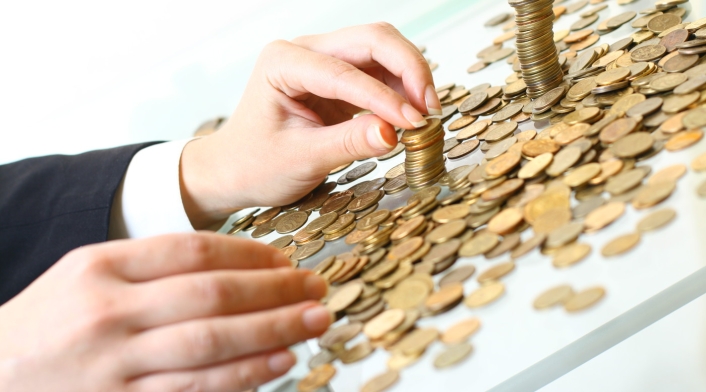 Una persona contando sus ahorros en moneda