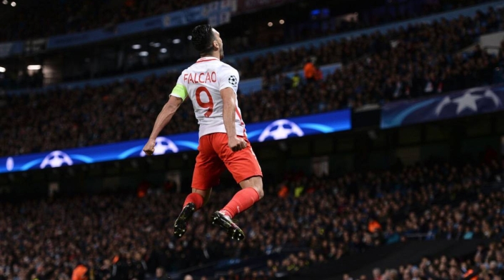 Falcao en una noche mágica de Champions tras anotarle al City en el Etihad Stadium Falcao en una noche mágica de Champions tras anotarle al City en el Etihad Stadium