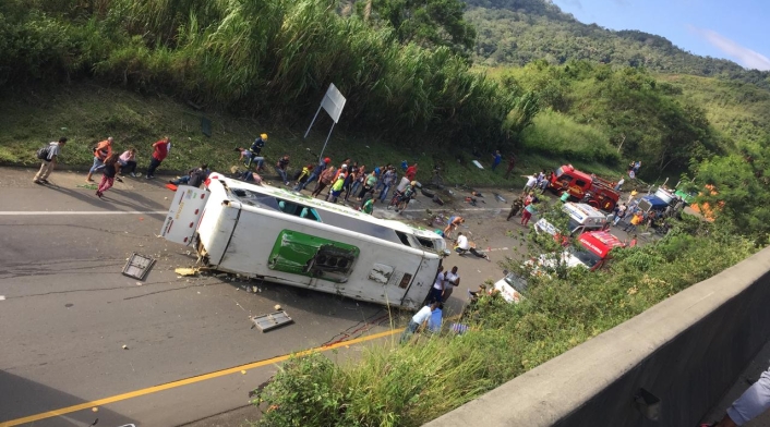 de 3 muertos y por lo menos 15 personas heridas dejó un accidente de tránsito donde se vio involucrado un bus intermunicipal en la vía Buga- Yotoco en el Valle del Cauca.