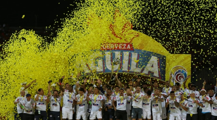 Los jugadores del Junior celebran la octava estrella del elenco 'Tiburón'