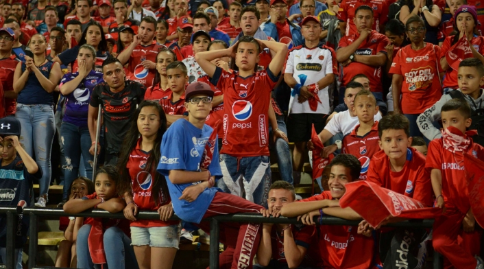 Los hinchas del Medellín, resignados ante la derrota del Medellín frente a Junior
