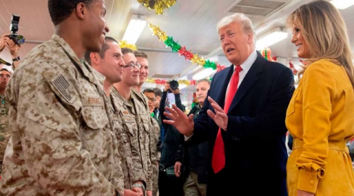 Donald Trump Donald Trump llegó a visitar a las tropas estadounidenses en Irak.