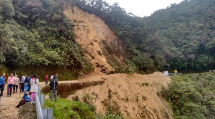 Dos personas murieron tras el deslizamiento de tierra. Dos personas murieron tras el deslizamiento de tierra.