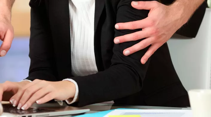 Mujer acosada por un hombre